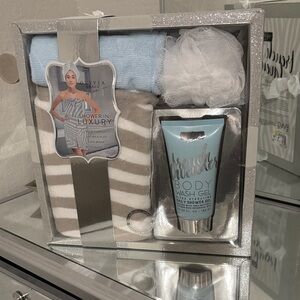 Olivia Rae Blue and White Body Wash Set